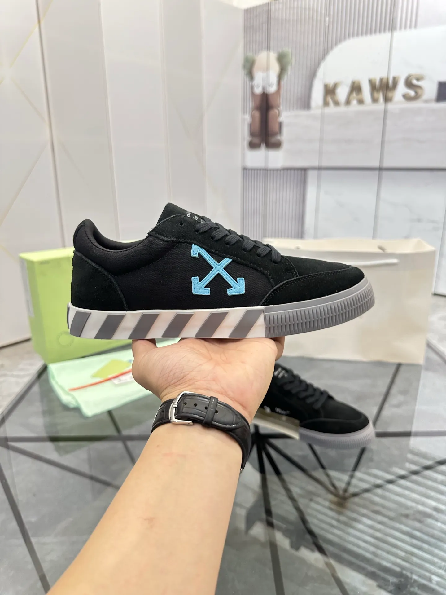 Selling men's shoes 💰: 💰P440¥ Product trademark: OFF WHITE * "OFF WHITE*" low-top casual shoes Regular size: 35-45 (can be customized to 46) Couple style Product materials: imported nubuck leather upper spliced ​​with original fabric, breathable lining, original outsole. No.: H203